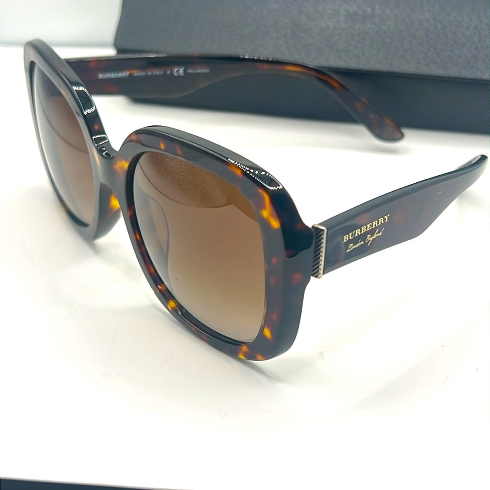 Burberry sunglasses EUC